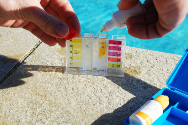 Rééquilibrez régulièrement le pH de votre piscine