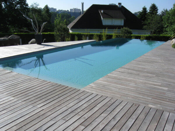 Achat de piscine à débordement par Piscine Ambiances - piscines extérieures