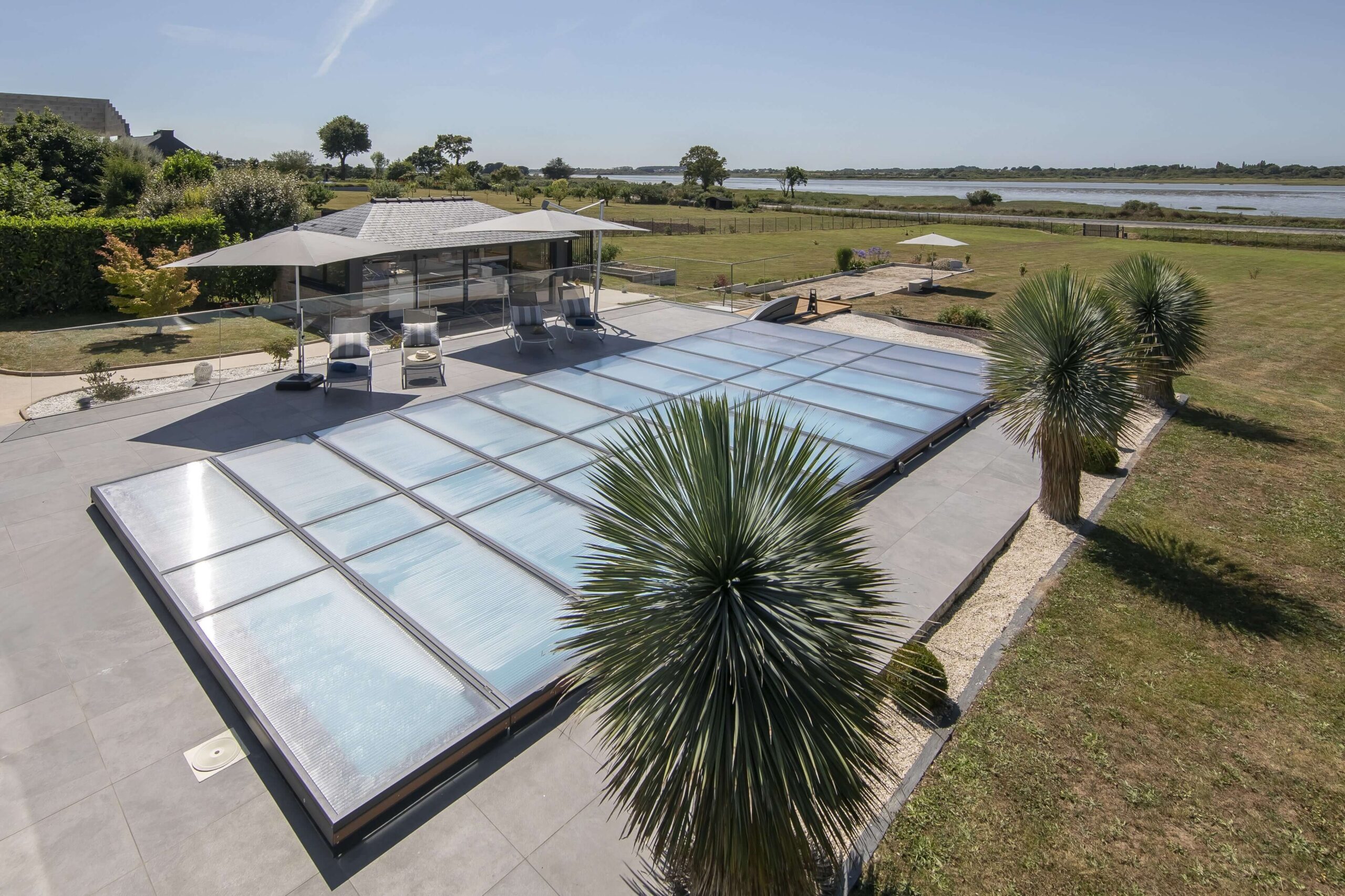 piscine ambiance volet hors d'eau électrique
