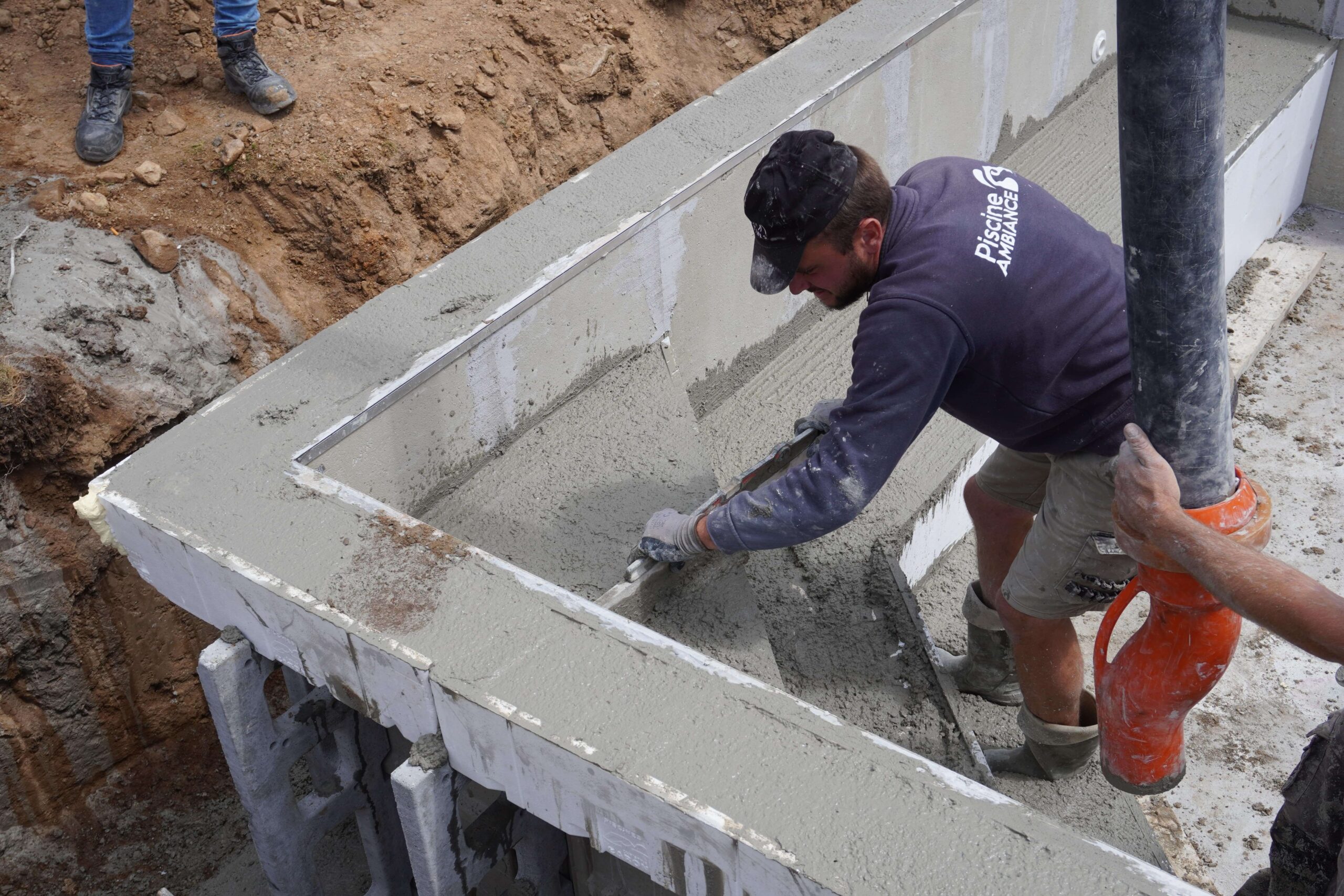 coulage-béton-escalier Airsense piscine ambiances